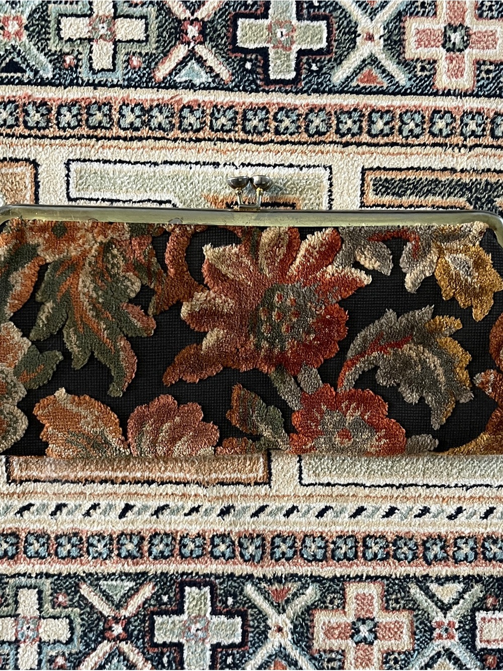 Vintage Floral Tapestry Kisslock Clutch - Picture 10 of 10